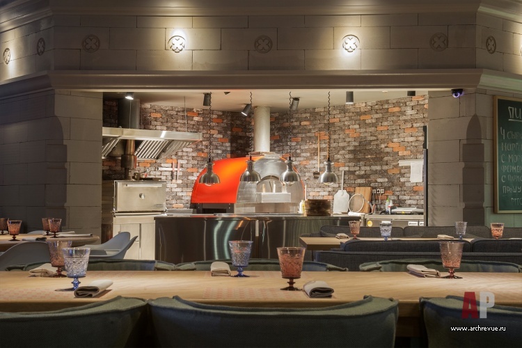 Фото интерьера открытой кухни ресторана в стиле китч