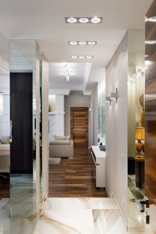 Фото интерьера коридора квартиры в стиле неоклассика