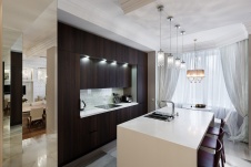 Фото интерьера кухни квартиры в стиле неоклассика