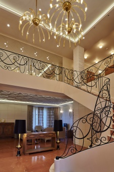 Фото интерьера лестницы дома в стиле ар-деко Фото интерьера лестничного холла дома в стиле ар-деко