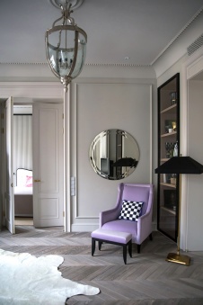 Фото интерьера входной зоны небольшой квартиры в стиле неоклассика