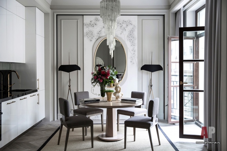 Фото интерьера столовой небольшой квартиры в стиле неоклассика Фото интерьера кухни небольшой квартиры в стиле неоклассика