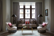 Фото интерьера гостиной небольшой квартиры в стиле неоклассика