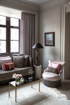 Фото интерьера гостиной небольшой квартиры в стиле неоклассика 