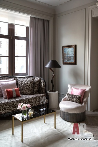 Фото интерьера гостиной небольшой квартиры в стиле неоклассика 