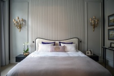 Фото интерьера спальни небольшой квартиры в стиле неоклассика
