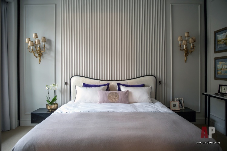 Фото интерьера спальни небольшой квартиры в стиле неоклассика