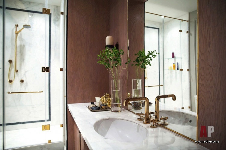 Фото интерьера ванной небольшой квартиры в стиле неоклассика