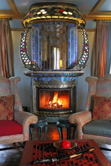 Фото интерьера каминной дома в стиле неоклассика