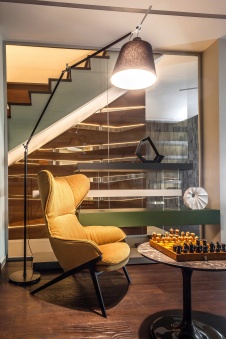 Фото интерьера лестницы дома в современном стиле