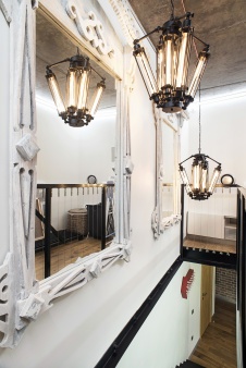 Фото интерьера лестницы квартиры в стиле лофт