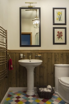 Фото интерьера гостевого санузла дома в стиле кантри