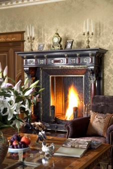 Фото интерьера каминной резиденции в дворцовом стиле