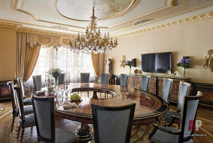 Фото интерьера столовой резиденции в дворцовом стиле