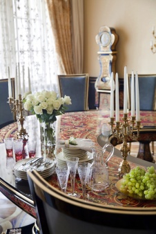 Фото интерьера столовой резиденции в дворцовом стиле