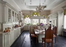 Фото интерьера кухни резиденции в дворцовом стиле