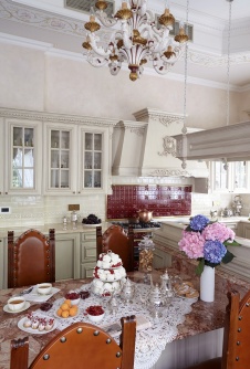 Фото интерьера кухни резиденции в дворцовом стиле