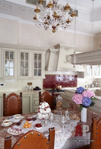 Фото интерьера кухни резиденции в дворцовом стиле