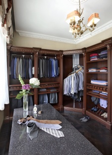 Фото интерьера гардеробной резиденции в дворцовом стиле