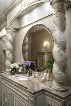 Фото интерьера гостевого санузла резиденции в дворцовом стиле