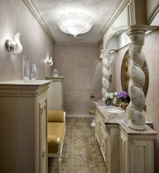 Фото интерьера гостевого санузла резиденции в дворцовом стиле
