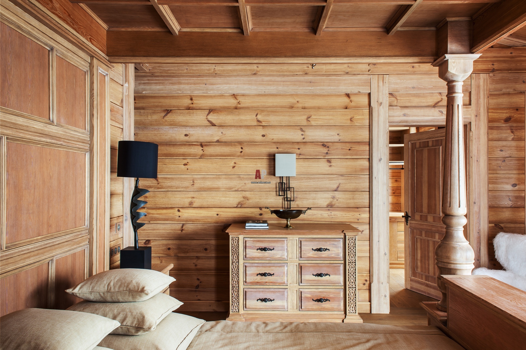 Отделка деревянной комнаты. Деревянный интерьер. Дерево в интерьере. Комната с деревянной отделкой. Спальня отделанная деревом.