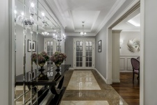 Фото интерьера входной зоны квартиры в стиле неоклассика