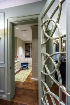 Фото интерьера гардеробной квартиры в стиле неоклассика