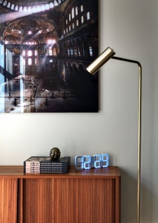 Каминная зона в гостиной. Журнальный столик из цельного блока мрамора по дизайну Эммануэля Бабледа. Камин с металлическим порталом двусторонний, втора