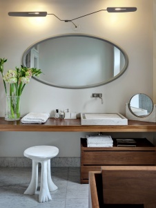 Интерьер ванной комнаты модернисткой виллы с антиквариатом.