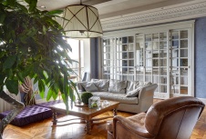 Фото интерьера гостиной квартиры в стиле неоклассика 