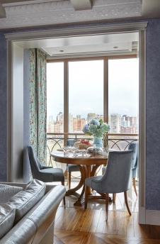 Фото интерьера столовой квартиры в стиле неоклассика