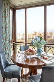 Фото интерьера столовой квартиры в стиле неоклассика