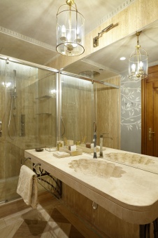 Фото интерьера санузла квартиры в стиле неоклассика