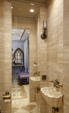 Фото интерьера гостевого санузла квартиры в стиле неоклассика 