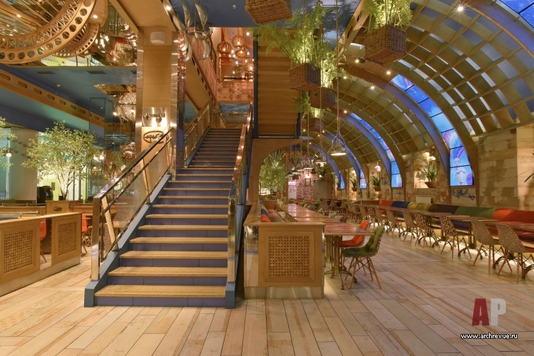 Фото интерьера лестничного холла ресторана в современном стиле