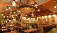 Фото интерьера зала ресторана в современном стиле