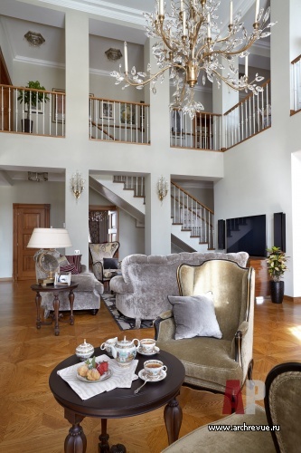 Фото интерьера лестницы дома в стиле неоклассика