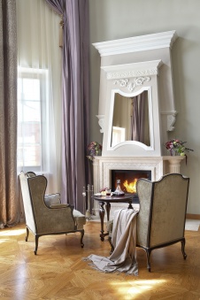 Фото интерьера каминной дома в стиле неоклассика