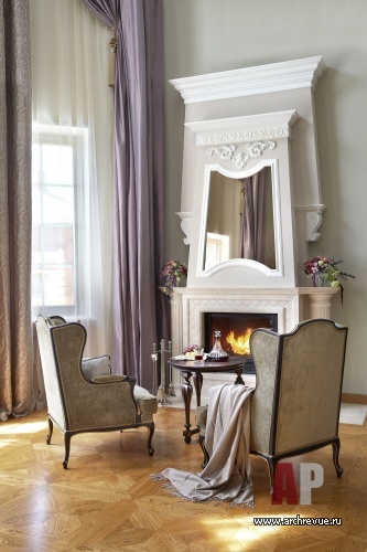 Фото интерьера каминной дома в стиле неоклассика
