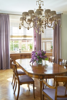 Фото интерьера столовой дома в стиле неоклассика