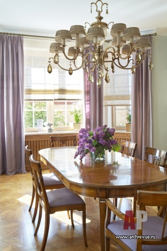 Фото интерьера столовой дома в стиле неоклассика