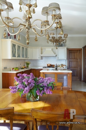 Фото интерьера кухни дома в стиле неоклассика