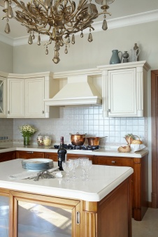 Фото интерьера кухни дома в стиле неоклассика