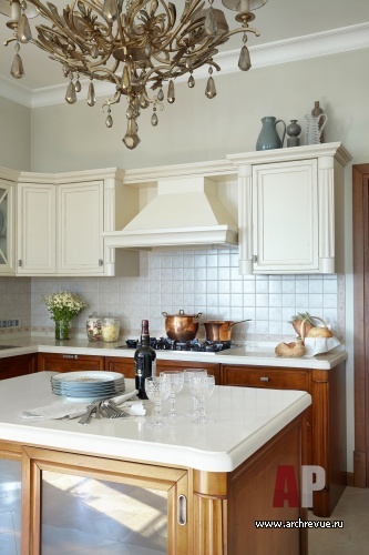 Фото интерьера кухни дома в стиле неоклассика