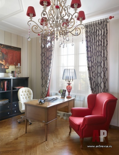 Фото интерьера кабинета дома в стиле неоклассика