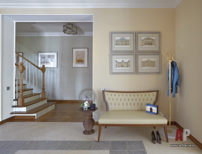 Фото интерьера лестничного холла дома в стиле неоклассика