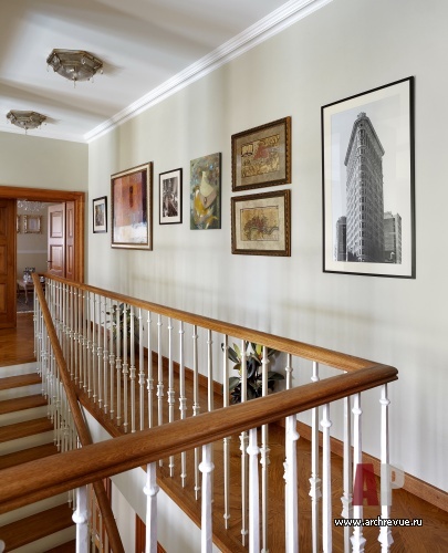 Фото интерьера коридора дома в стиле неоклассика