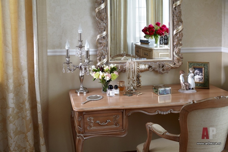 Фото интерьера будуара дома в стиле неоклассика