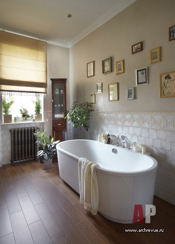 Фото интерьера ванной дома в стиле неоклассика